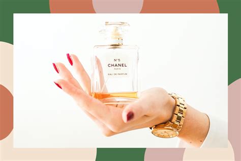 how to apply chanel perfume